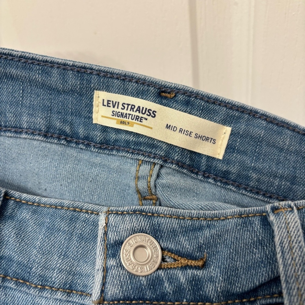 Light Wash Cuffed Denim Shorts | Levi’s 10 (W30) - Picture 5 of 12